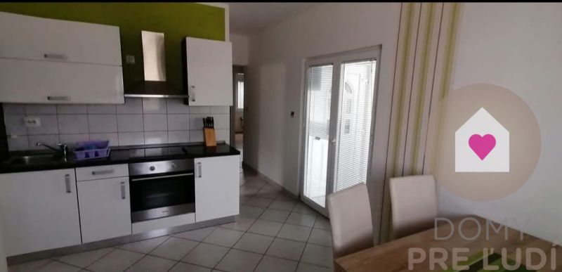 Predaj 2 zariadených apartmánov za cenu 1 - spolu 95m2 + pozemok s terasou a grilom + 2 parkovacie státia na ostrove Vir v Chorvátsku