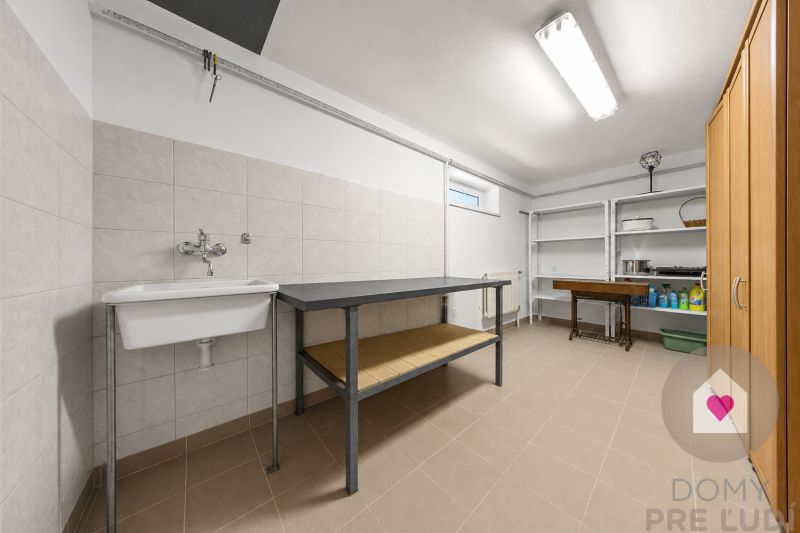 ChatGPT ImaDlhé diely_4i byt v rodinnej vile_Nad Ostrovom_1 nadzemné podlažie_spoločné priestory_pracovná kuchyňage 26. 6. 2026, 15_37_31.png