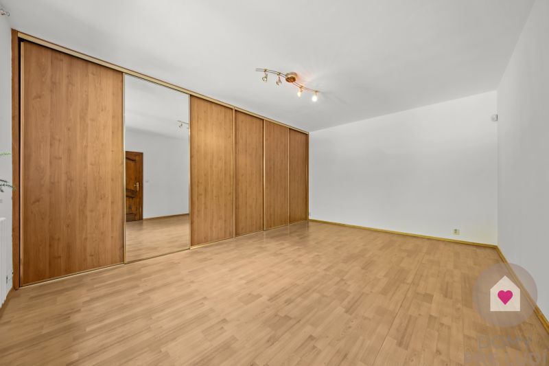 Dlhé diely_4i byt v rodinnej vile_Nad Ostrovom_1 nadzemné podlažie_spálňa