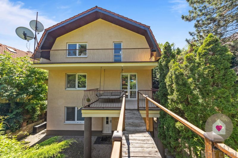 Dlhé diely_4i byt v rodinnej vile_Nad Ostrovom_1 nadzemné podlažie_spoločné priestory_pohľad na rodinný dom zo záhrady