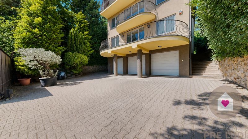 Mezonetový byt na predaj_Karlova ves_pohľad na RD vstup