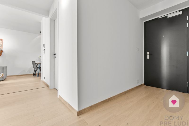 Prenájom moderného 2i bytu s balkónom v novostavbe Eurovea Tower_predsieň a chodba