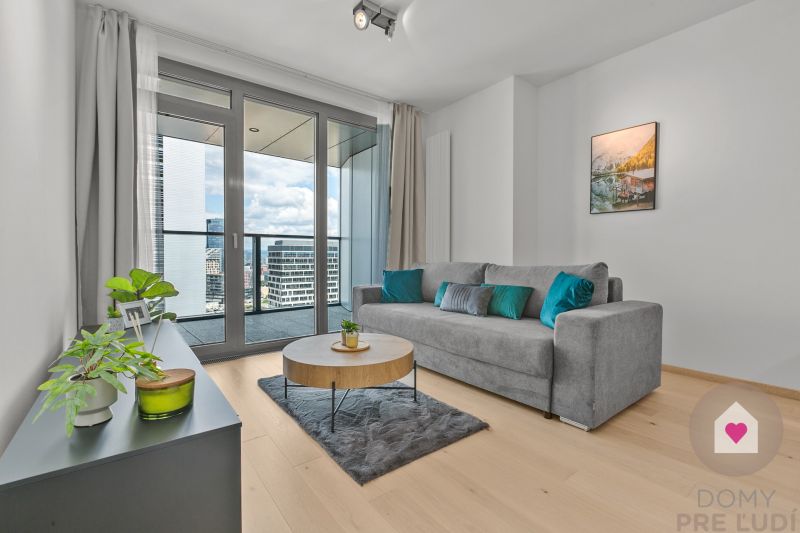 Prenájom moderného 2i bytu s balkónom v novostavbe Eurovea Tower_obývačka