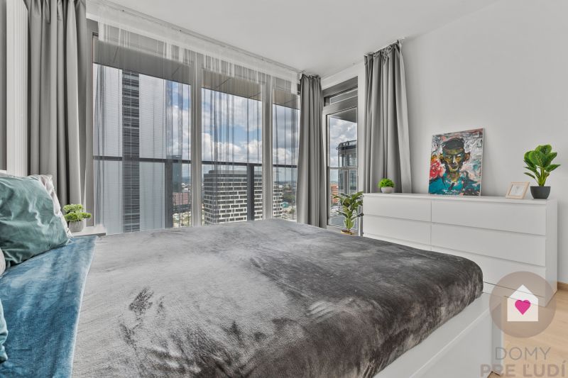 Prenájom moderného 2i bytu s balkónom v novostavbe Eurovea Tower_spálňa