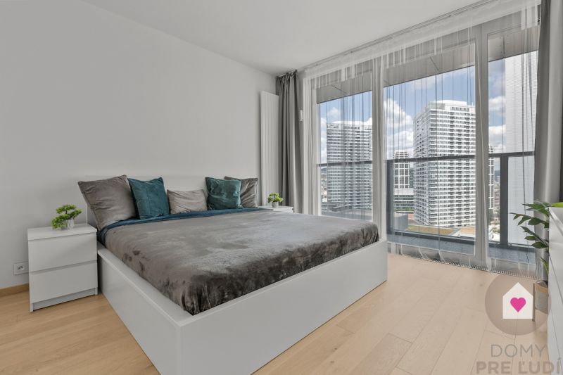 Prenájom moderného 2i bytu s balkónom v novostavbe Eurovea Tower_spálňa