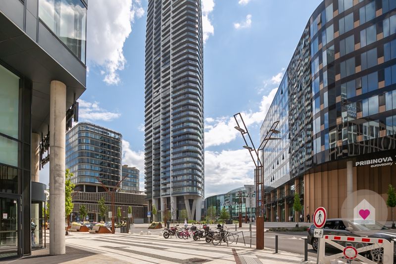 Prenájom moderného 2i bytu s balkónom v novostavbe Eurovea Tower