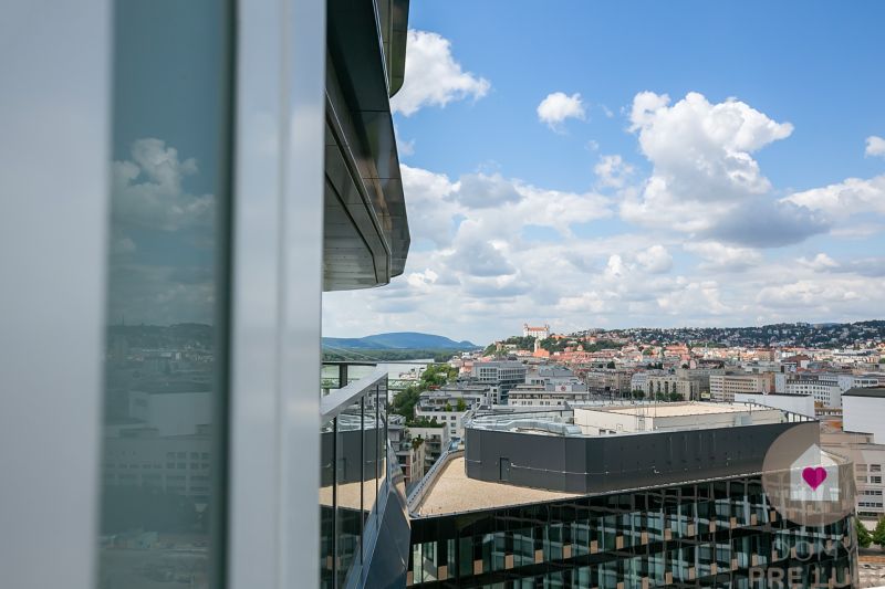 Prenájom moderného 2i bytu s balkónom v novostavbe Eurovea Tower_výhľad na hrad