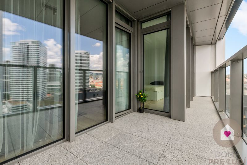 Prenájom moderného 2i bytu s balkónom v novostavbe Eurovea Tower_balkón