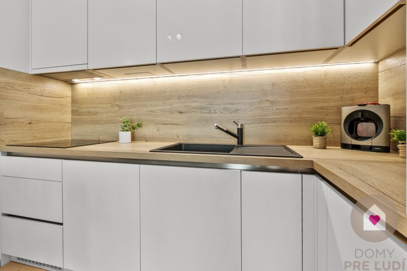 Prenájom moderného 2i bytu s balkónom v novostavbe Eurovea Tower_kuchyňa