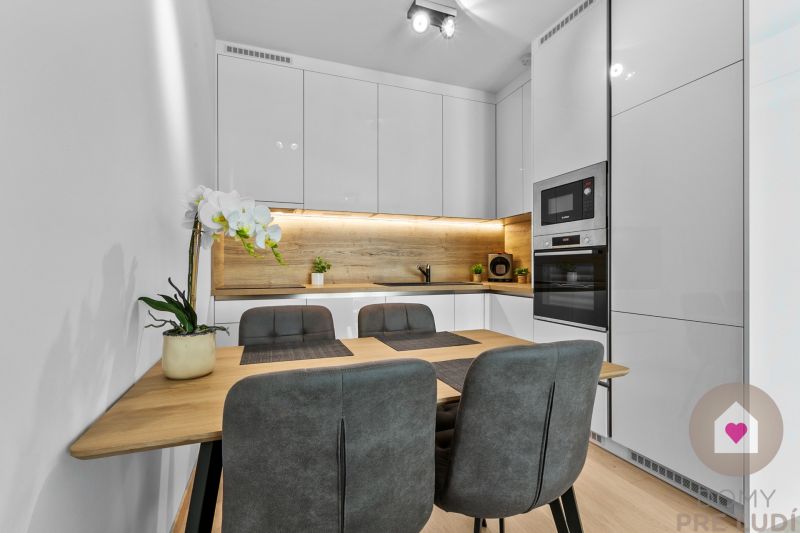 Prenájom moderného 2i bytu s balkónom v novostavbe Eurovea Tower_kuchyňa