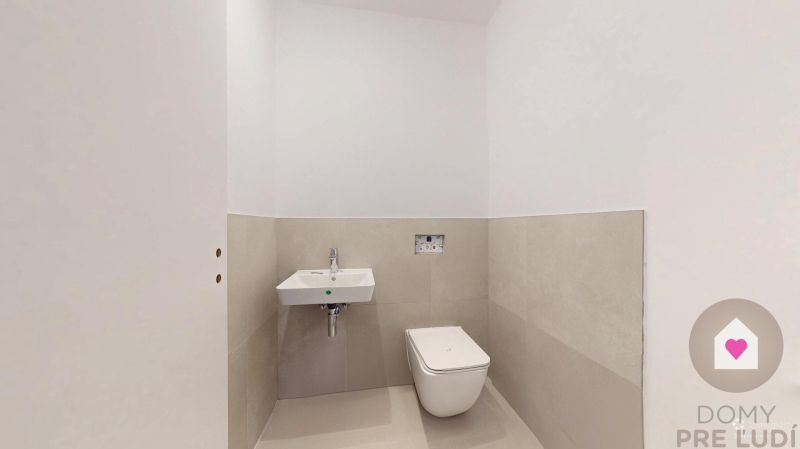 NIVY-Obchodny-priestor-o-vymere-80m2-na-pesej-zone-s-vykladom