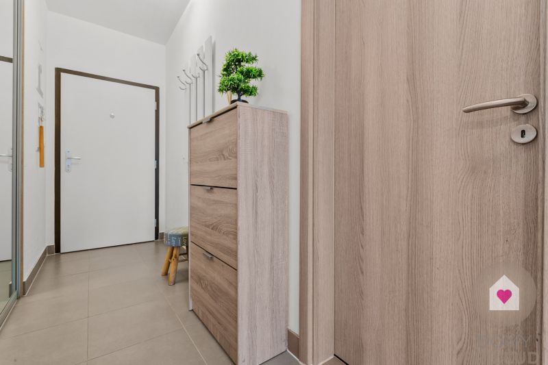 Prenájom 3i bytu s balkónom a klimatizáciou v novostavbe Perla Ružinova_vstupná chodba