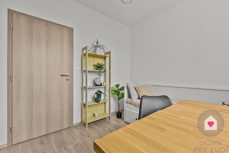Prenájom 3i bytu s balkónom a klimatizáciou v novostavbe Perla Ružinova_izba