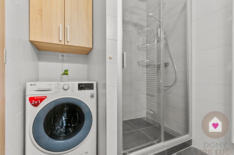Prenájom 3i bytu s balkónom a klimatizáciou v novostavbe Perla Ružinova_kúpeľňa