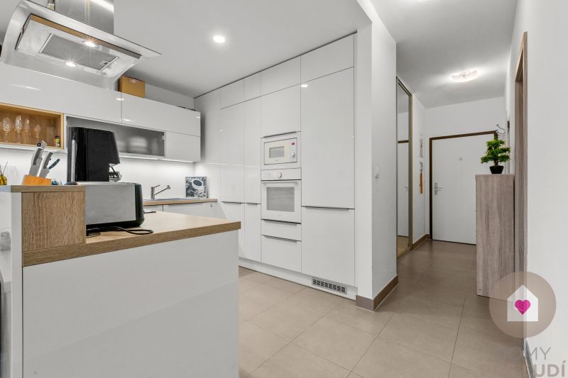 Prenájom 3i bytu s balkónom a klimatizáciou v novostavbe Perla Ružinova_kuchyňa