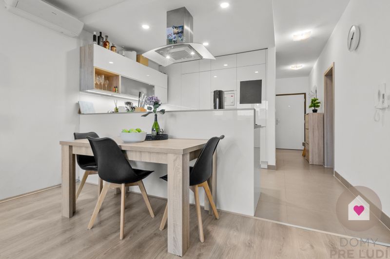Prenájom 3i bytu s balkónom a klimatizáciou v novostavbe Perla Ružinova_jedálenská časť