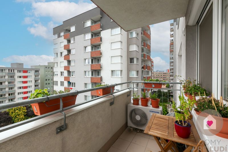 Prenájom 3i bytu s balkónom a klimatizáciou v novostavbe Perla Ružinova_balkón