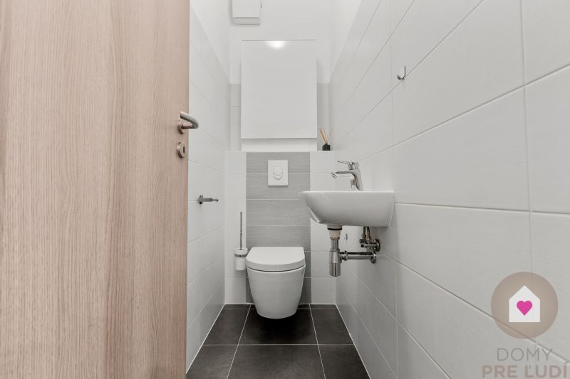 Prenájom 3i bytu s balkónom a klimatizáciou v novostavbe Perla Ružinova_WC