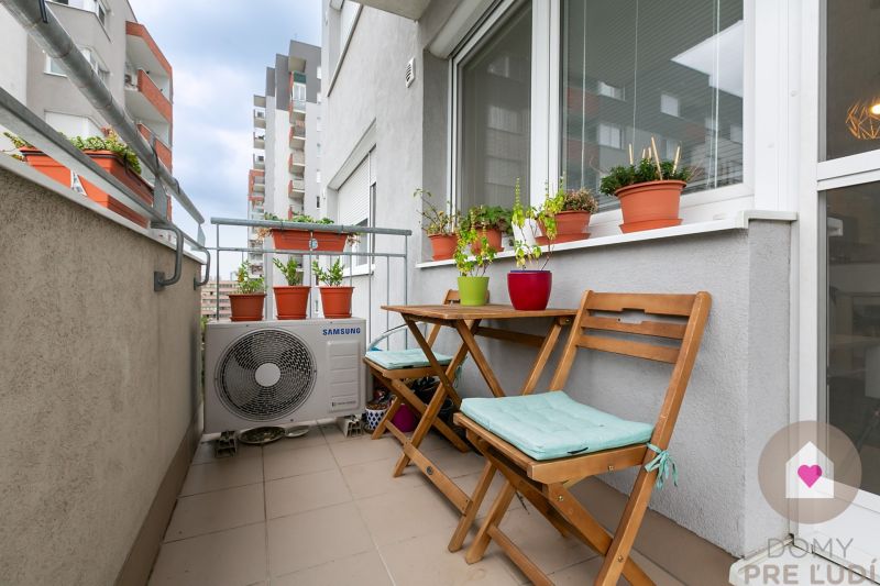 Prenájom 3i bytu s balkónom a klimatizáciou v novostavbe Perla Ružinova_balkón