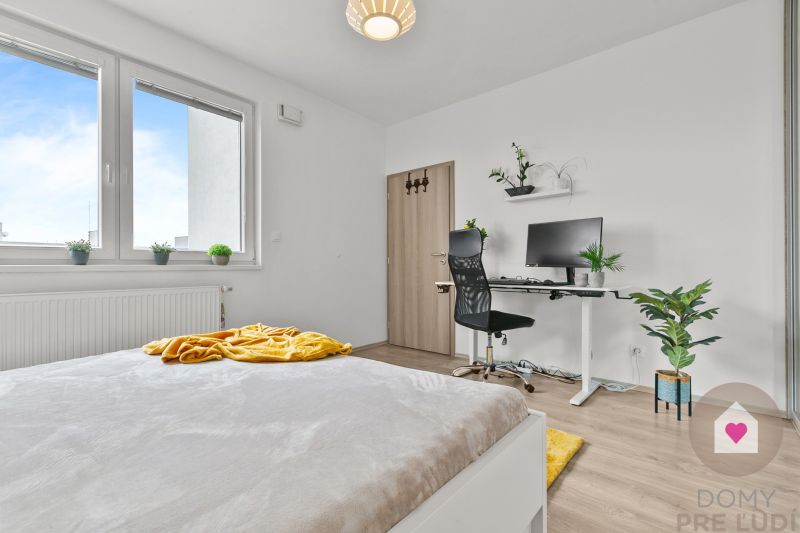 Prenájom 3i bytu s balkónom a klimatizáciou v novostavbe Perla Ružinova_spálňa