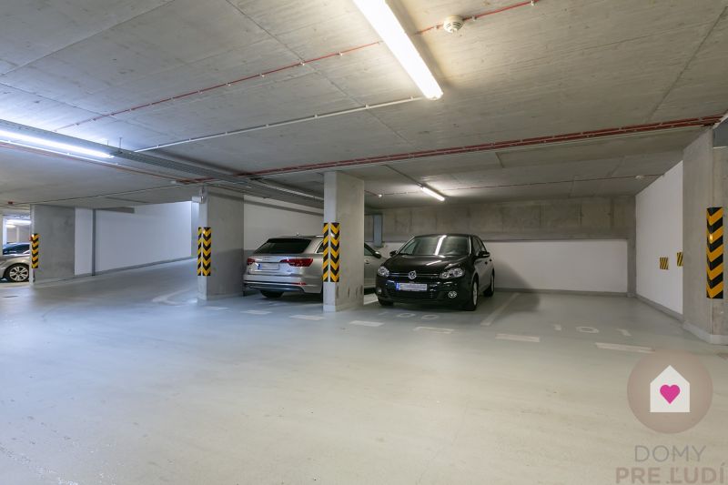 Prenájom 3i bytu s balkónom a klimatizáciou v novostavbe Perla Ružinova_parkovacie státie v garáži