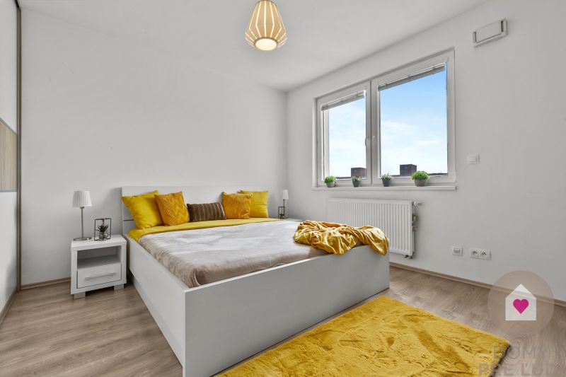 Prenájom 3i bytu s balkónom a klimatizáciou v novostavbe Perla Ružinova_spálňa