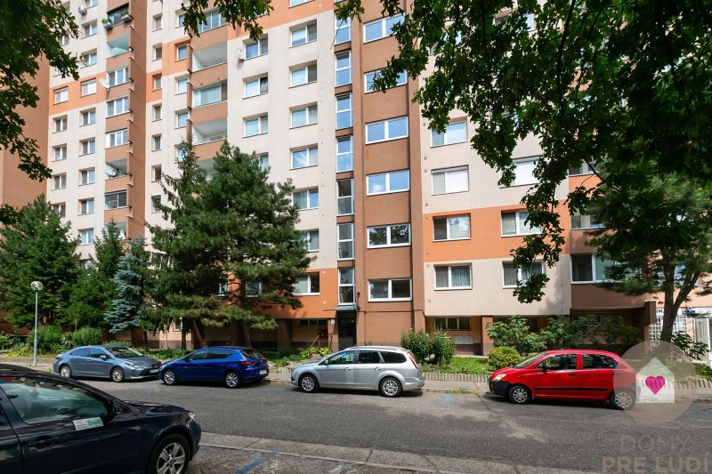 Prenájom zariadeného 2i bytu s balkónom a klimatizáciou oproti Ekonomickej univerzite na Medveďovej ulici_bytový dom