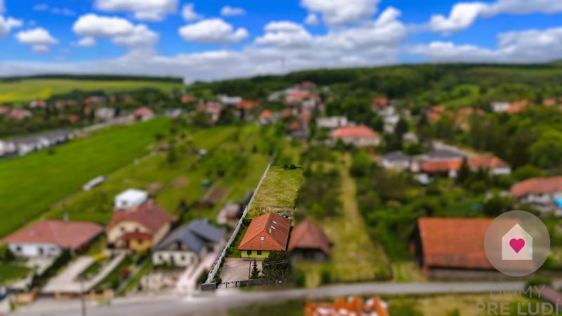 Na predaj krásny 5 izbový rodinný dom s veľkým pozemkom a záhradou v obci Čaradice 
