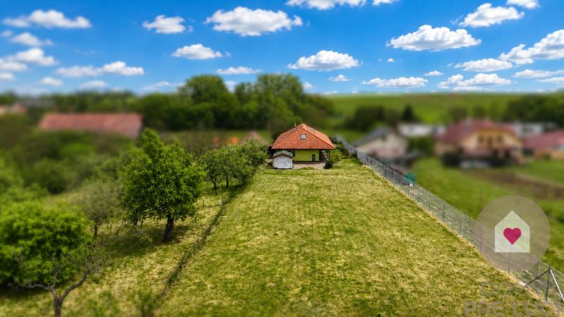 Na predaj krásny 5 izbový rodinný dom s veľkým pozemkom a záhradou v obci Čaradice 
