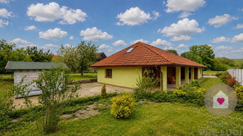Na predaj krásny 5 izbový rodinný dom s veľkým pozemkom a záhradou v obci Čaradice 