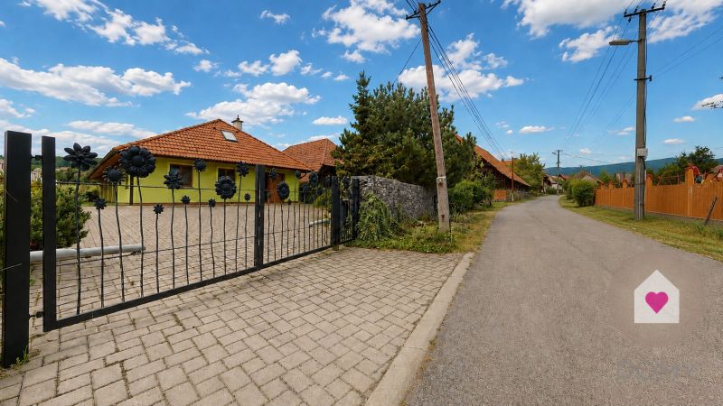 Na predaj krásny 5 izbový rodinný dom s veľkým pozemkom a záhradou v obci Čaradice 