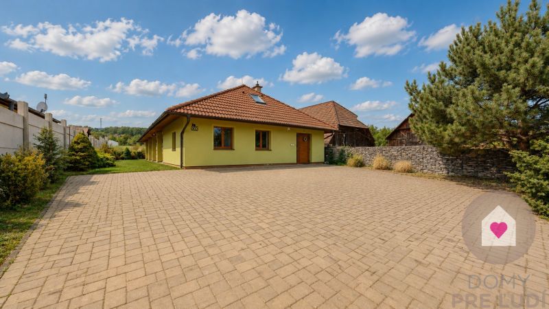 Na predaj krásny 5 izbový rodinný dom s veľkým pozemkom a záhradou v obci Čaradice 