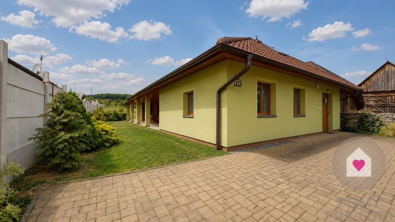 Na predaj krásny 5 izbový rodinný dom s veľkým pozemkom a záhradou v obci Čaradice 