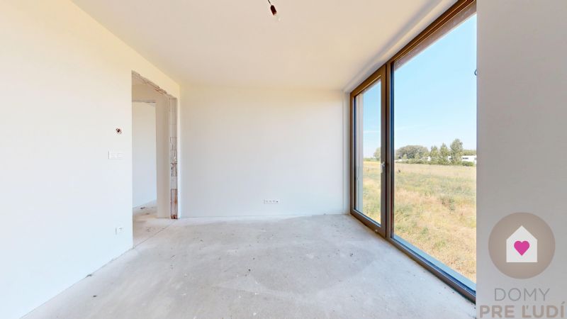 KRALOVA-PRI-SENCI-SKOLAUDOVANA-novostavba-4-izboveho-RD-zahrada-spálňa 1 poschodie