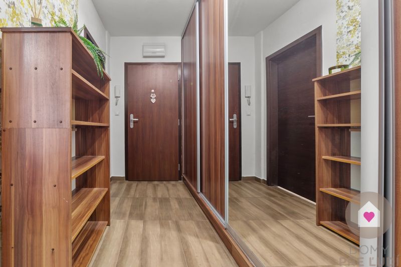 Predaj 2i bytu- RUŽINOV – zariadený 2i byt s BALKÓNOM, výhľadom do ZELENE a samostatnou spálňou | Narcisová