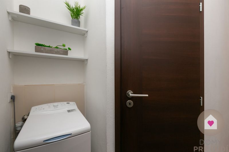 Predaj 2i bytu- RUŽINOV – zariadený 2i byt s BALKÓNOM, výhľadom do ZELENE a samostatnou spálňou | Narcisová