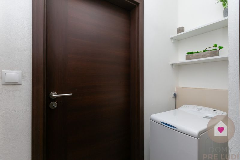 Predaj 2i bytu- RUŽINOV – zariadený 2i byt s BALKÓNOM, výhľadom do ZELENE a samostatnou spálňou | Narcisová