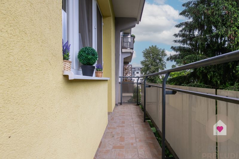 Predaj 2i bytu- RUŽINOV – zariadený 2i byt s BALKÓNOM, výhľadom do ZELENE a samostatnou spálňou | Narcisová