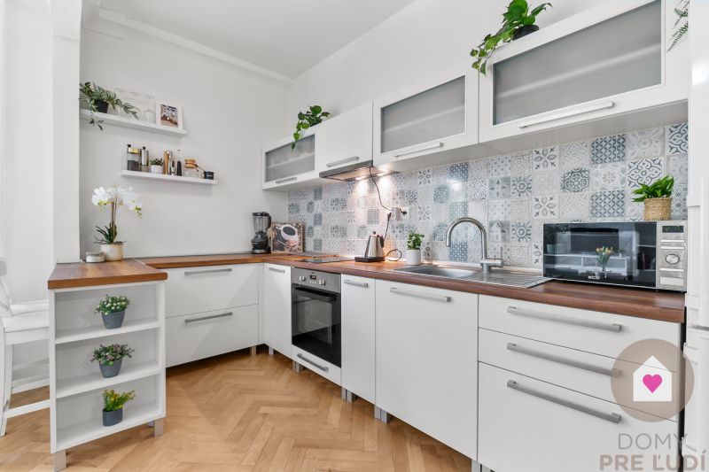 Predaj 2i bytu- RUŽINOV – zariadený 2i byt s BALKÓNOM, výhľadom do ZELENE a samostatnou spálňou | Narcisová