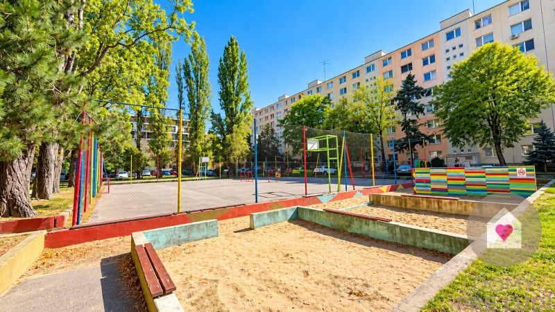 PREDAJ 3i BYTU S BALKÓNOM A VÝHĽADOM DO ZELENE | Rumančeková, Ružinov