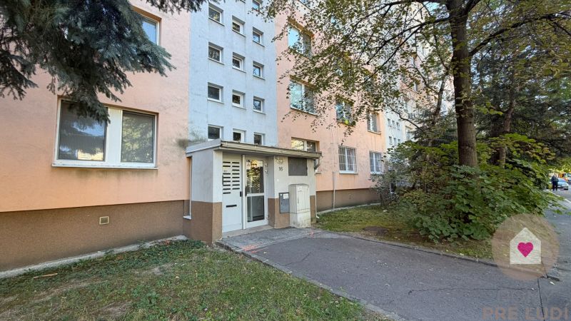 vchod do bytového domu Rumančekova ulica Ružinov
