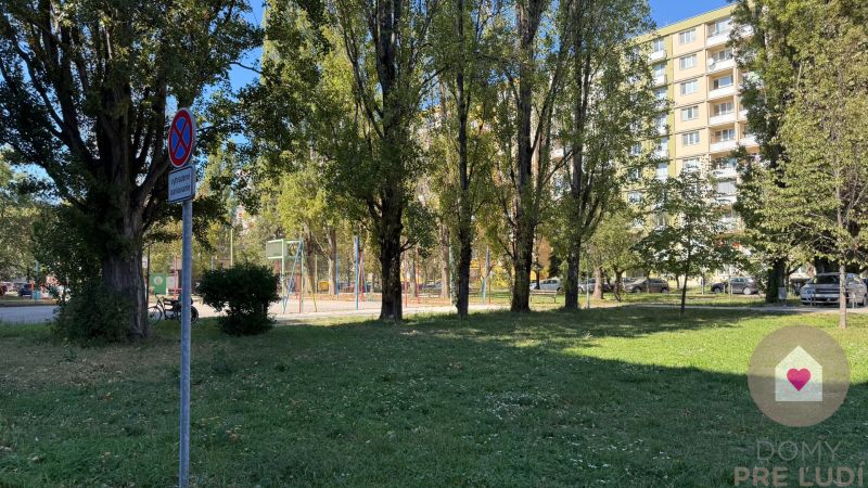 pohľad na bytový dom z parku