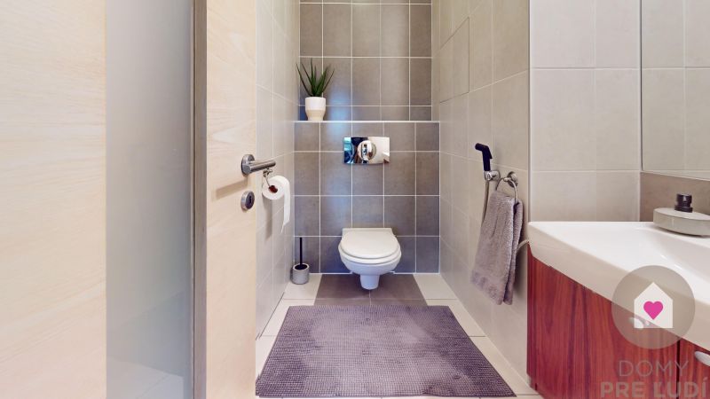 BAVAJNORY-3i-s-balkonom-a-2-parkovacimi-statiami-Siroka-ul--Bathroom.jpg
